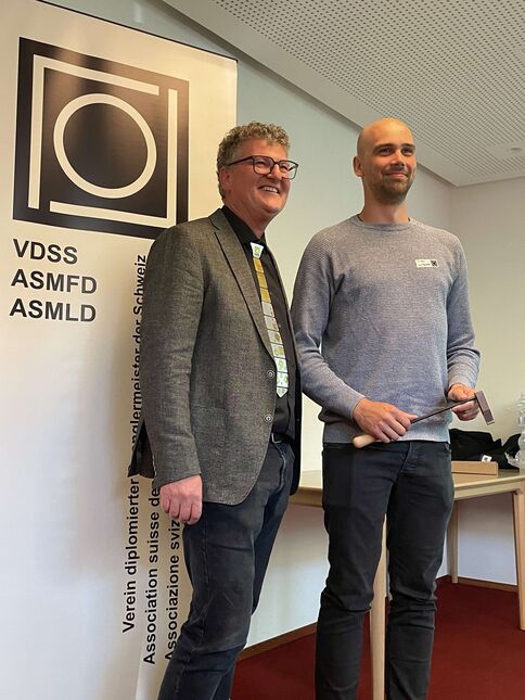 VDSS-Präsident René Fasler mit dem neu diplomierten Spenglermeister Simon Von Gunten, nach Übergabe des Lötkolbens mit persönlicher Gravur. (Foto: Peter Warthmann)